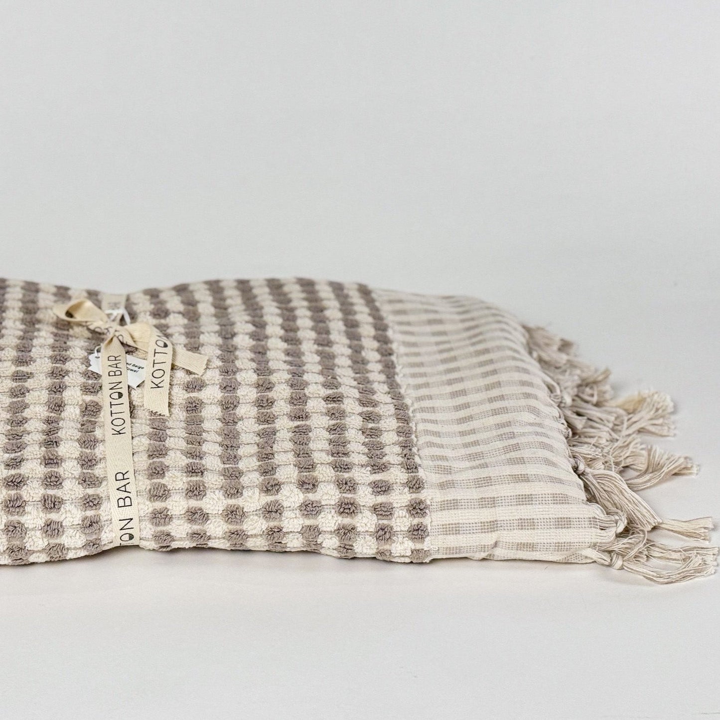 DOTTED GRAY BATH TOWEL