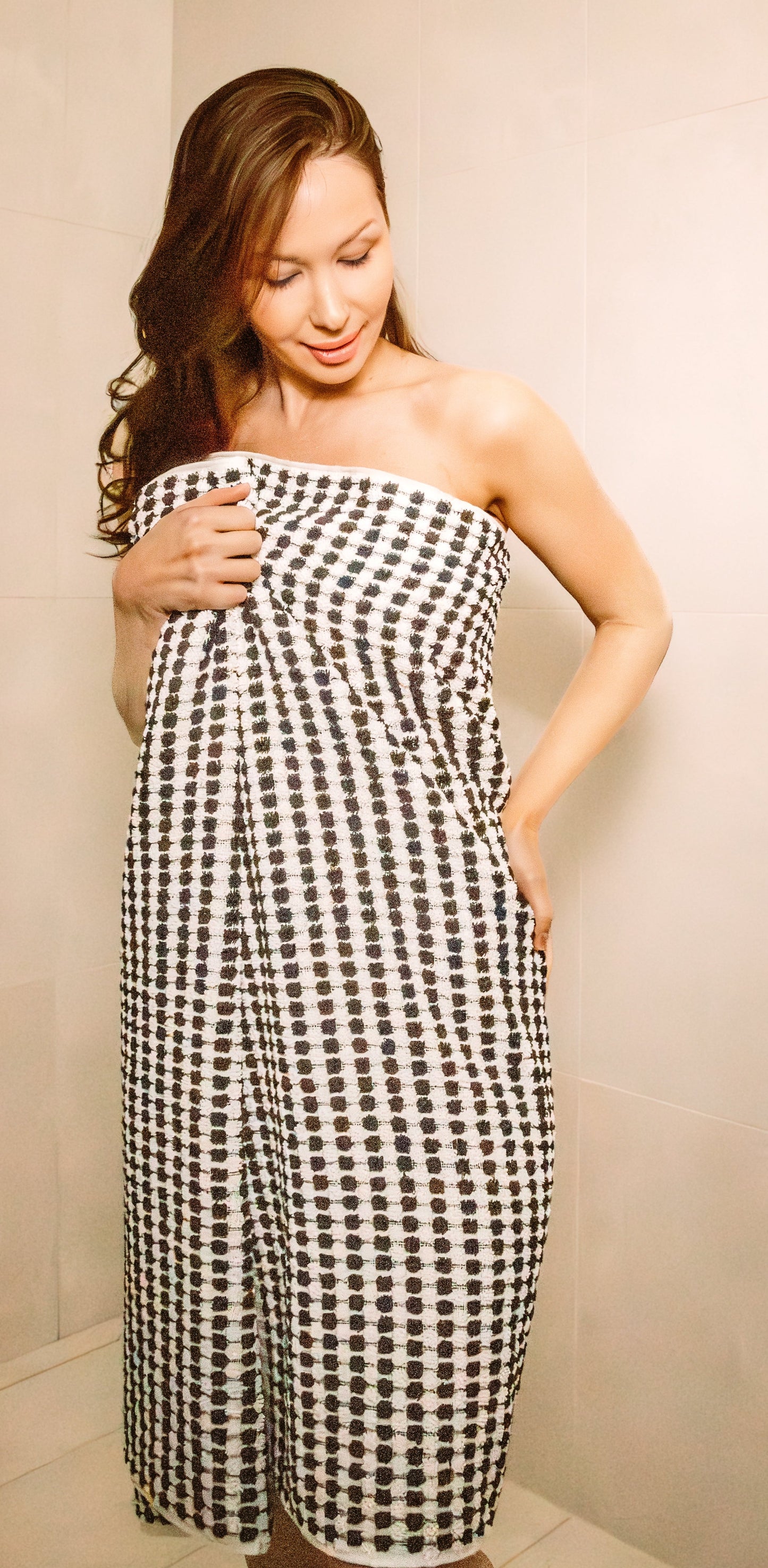 DOTTED BLACK AND BEIGE BATH TOWEL