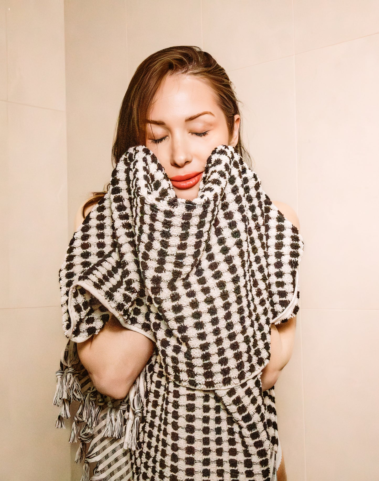 DOTTED BLACK AND BEIGE BATH TOWEL