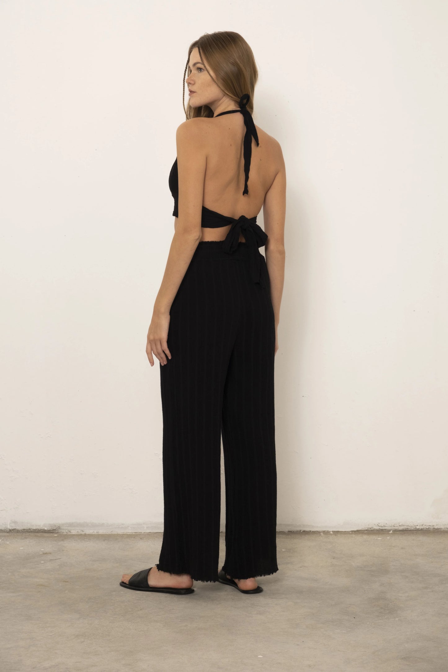 HALTERNECK BACK TIED CROP TOP