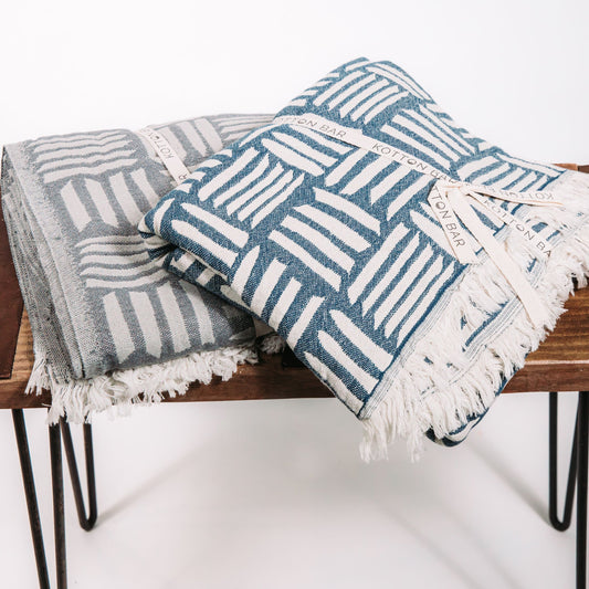 CHIC THROW