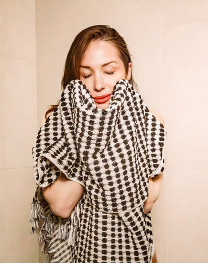 DOTTED BATH TOWEL