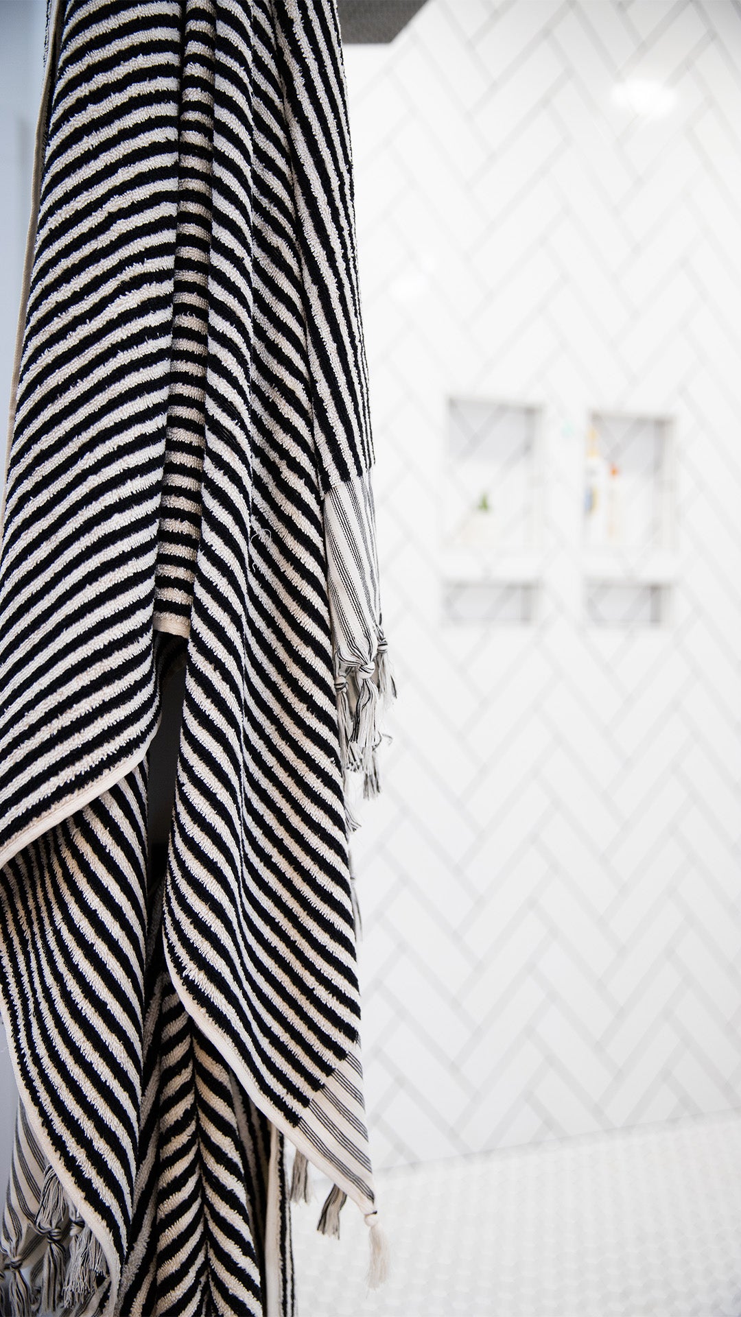 STRIPED BLACK AND WHITE BATH TOWEL