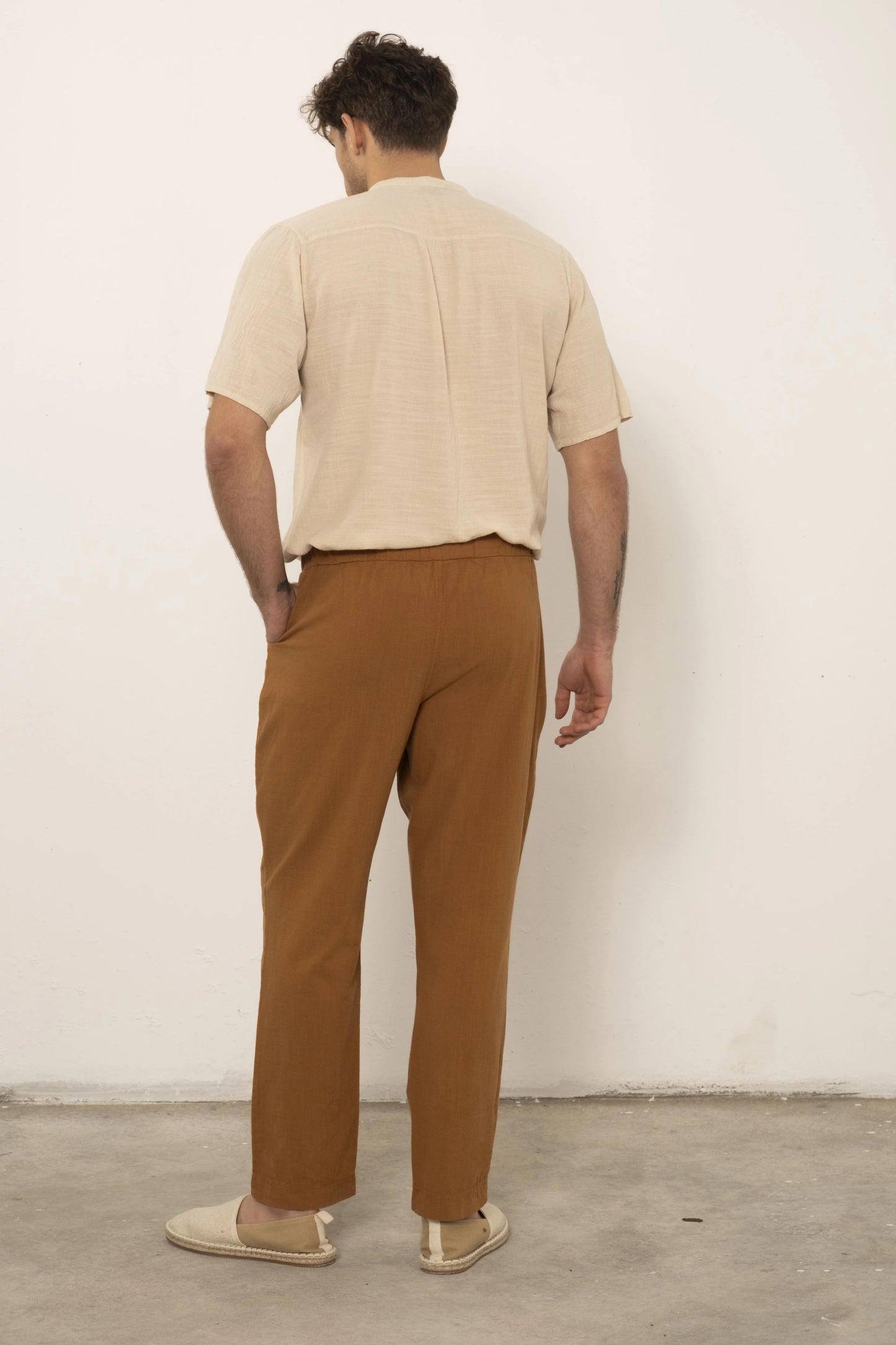 MEN PLEATED PANTS BRICK