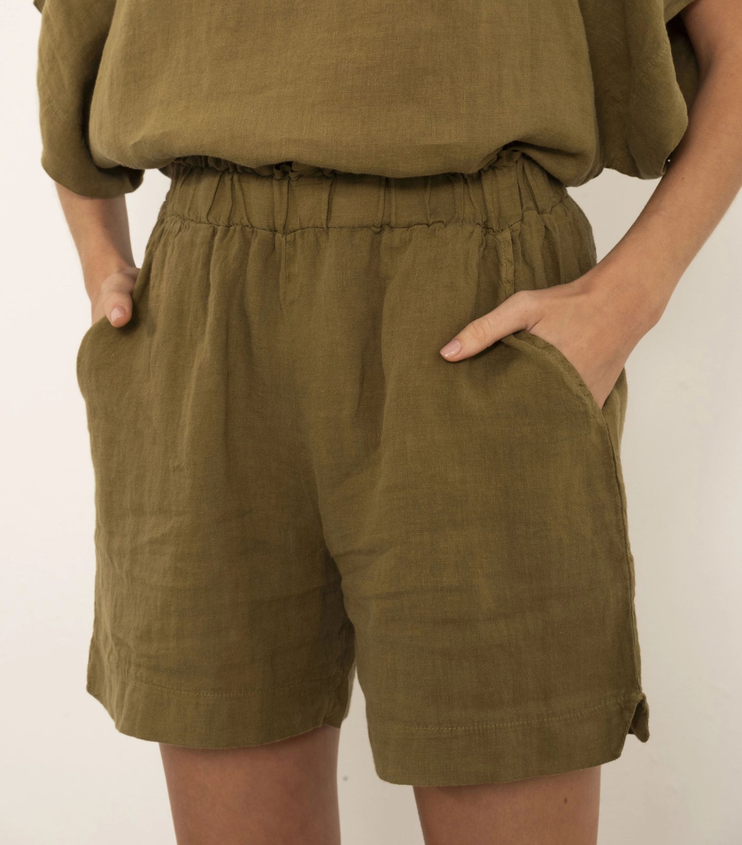 PURE LINEN SIDE SLIT SHORTS